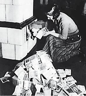 Alemana de la década de 1920 con muchos billetes