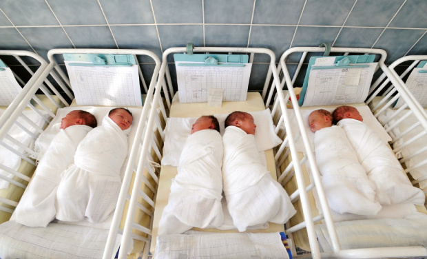 Bebes durmiendo en cunas