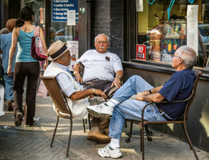 Grupo de ancianos sentados en la terraza de una cafetería