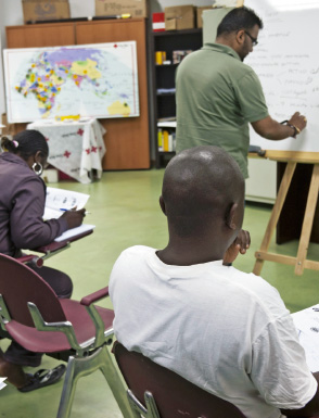 Alumnos africanos en clase de castellano